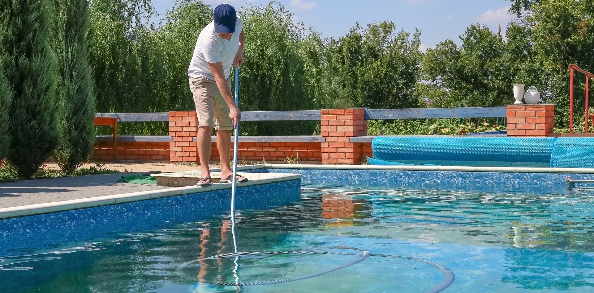 Un homme entretient une piscine à bordeaux